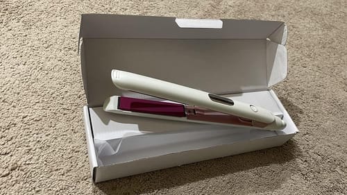 Customer photo review of Lisseur avec effet anti-frisottis / Technologie ionique négative / Pour cheveux lisses & bouclés / 12 réglages de température de 120 à 230 °C / Écran digital / Cordon rotatif à 360°