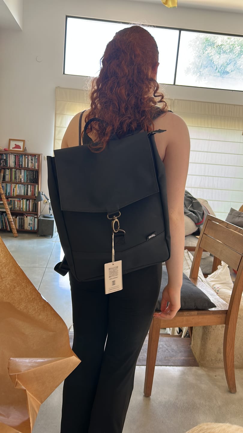 Customer photo review of תיק גב סטודנטס בינוני שחור דמוי נובוק