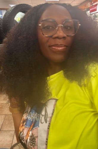 Customer photo review of CurlyMe Pre-bleached Knots Wear Go Glueless Wig Pre-cut 6x4 HD Lace Kinky Curly Human Hair