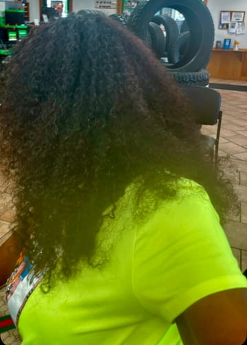 Customer photo review of CurlyMe Pre-bleached Knots Wear Go Glueless Wig Pre-cut 6x4 HD Lace Kinky Curly Human Hair