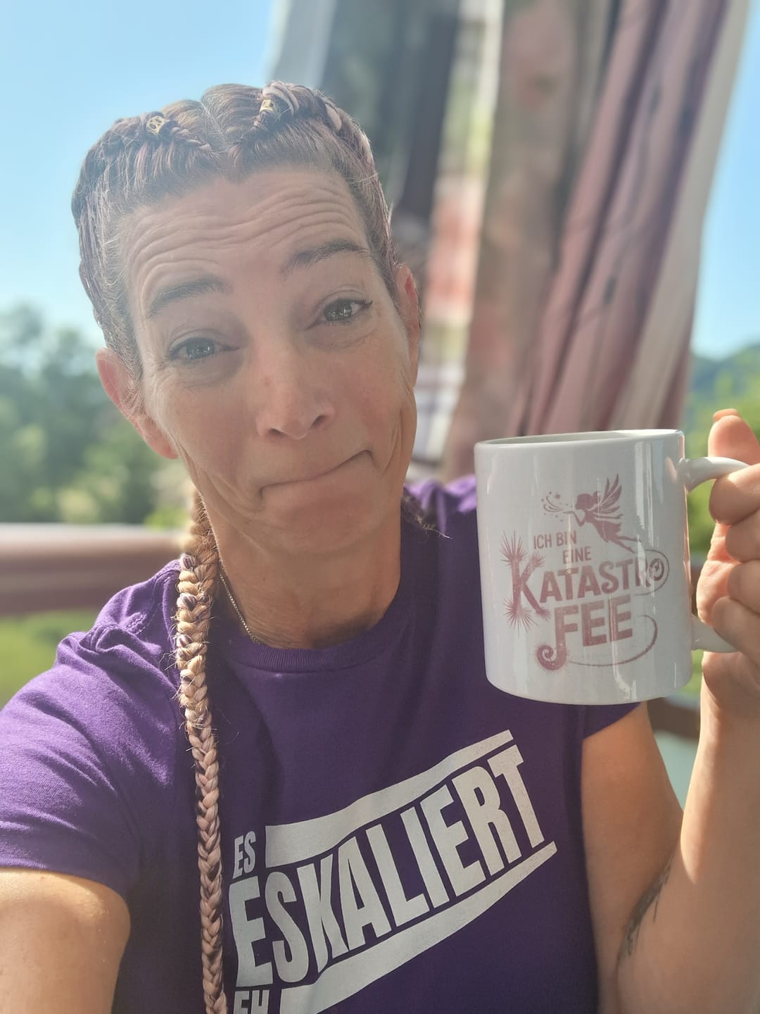 Customer photo review of Es eskaliert eh – Damen T-Shirt