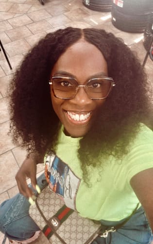 Customer photo review of CurlyMe Pre-bleached Knots Wear Go Glueless Wig Pre-cut 6x4 HD Lace Kinky Curly Human Hair