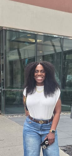 Customer photo review of CurlyMe Pre-bleached Knots Wear Go Glueless Wig Pre-cut 6x4 HD Lace Kinky Curly Human Hair
