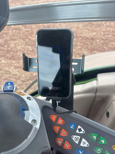 Customer photo review of Gadgetme Handyhalterung mit Wireless Ladefunktion passend für Fendt 15W Fast Wireless
