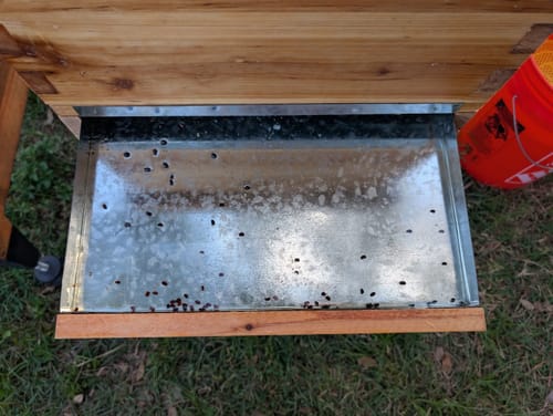 Customer photo review of MayBee Hives 2 PACK Screened Bottom Board with Entrance Reducer, 100% Beeswax Coating, Premium Cedar Wood ,Perfect for Langstroth Hive 10 Frame