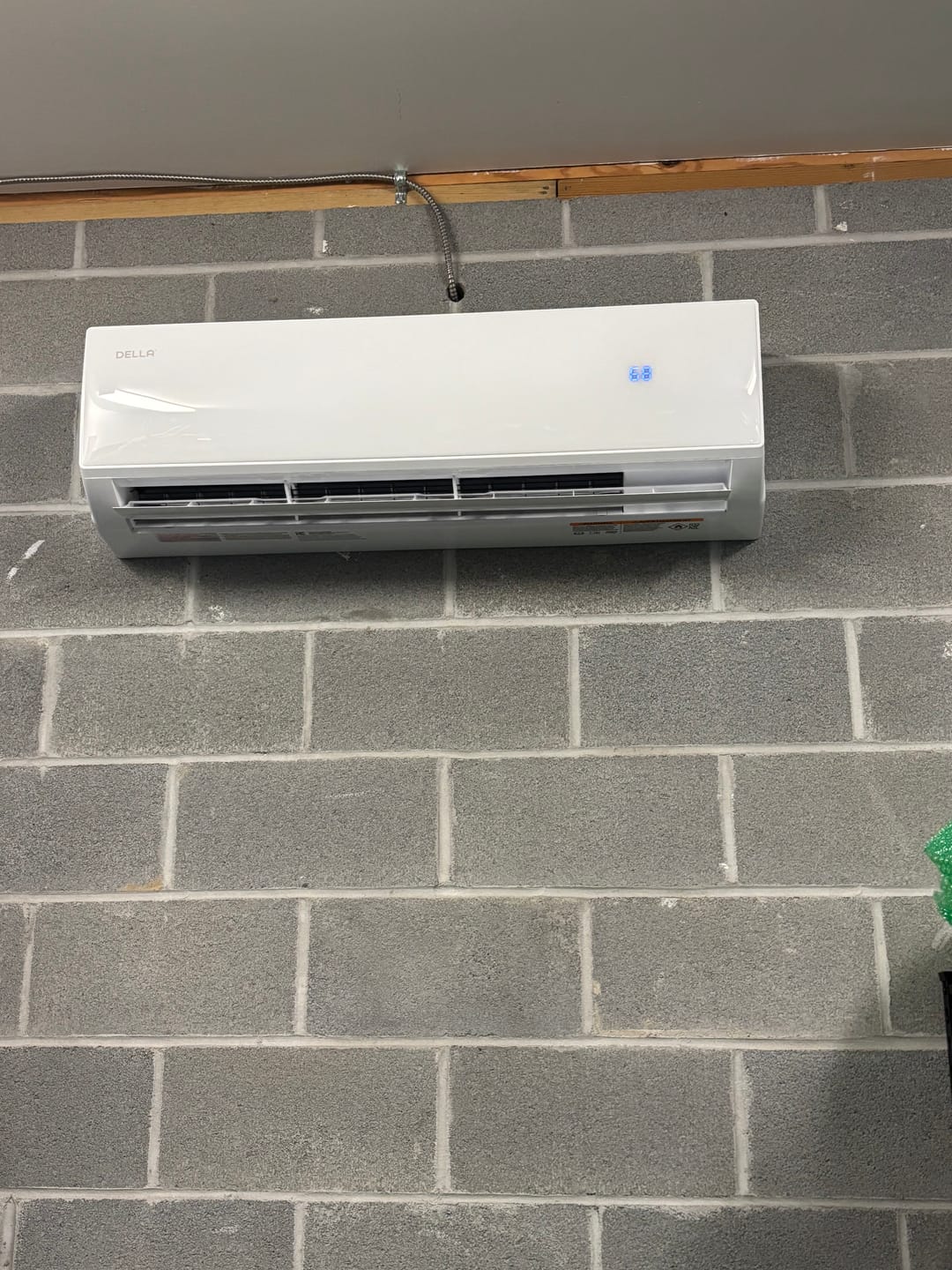 Customer photo review of DELLA Econo Series 23000 BTU 17 SEER2 Mini-Split Heat Pump AC - Up to 1500 Sq.Ft.