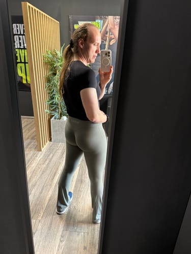 Customer photo review of (PRE-ORDER) LUXE Sculpt Flared Leggings - Deep Black