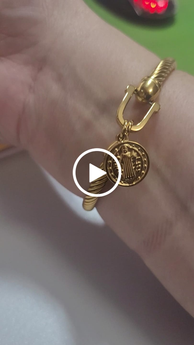 Customer video review of Bracelete Pingente São Bento Banhado em Ouro 18K