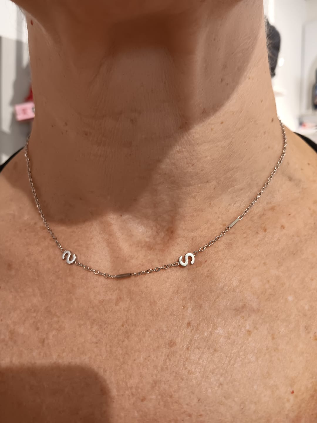 Customer photo review of Personalizovaný náhrdelník s ležatým iniciálem