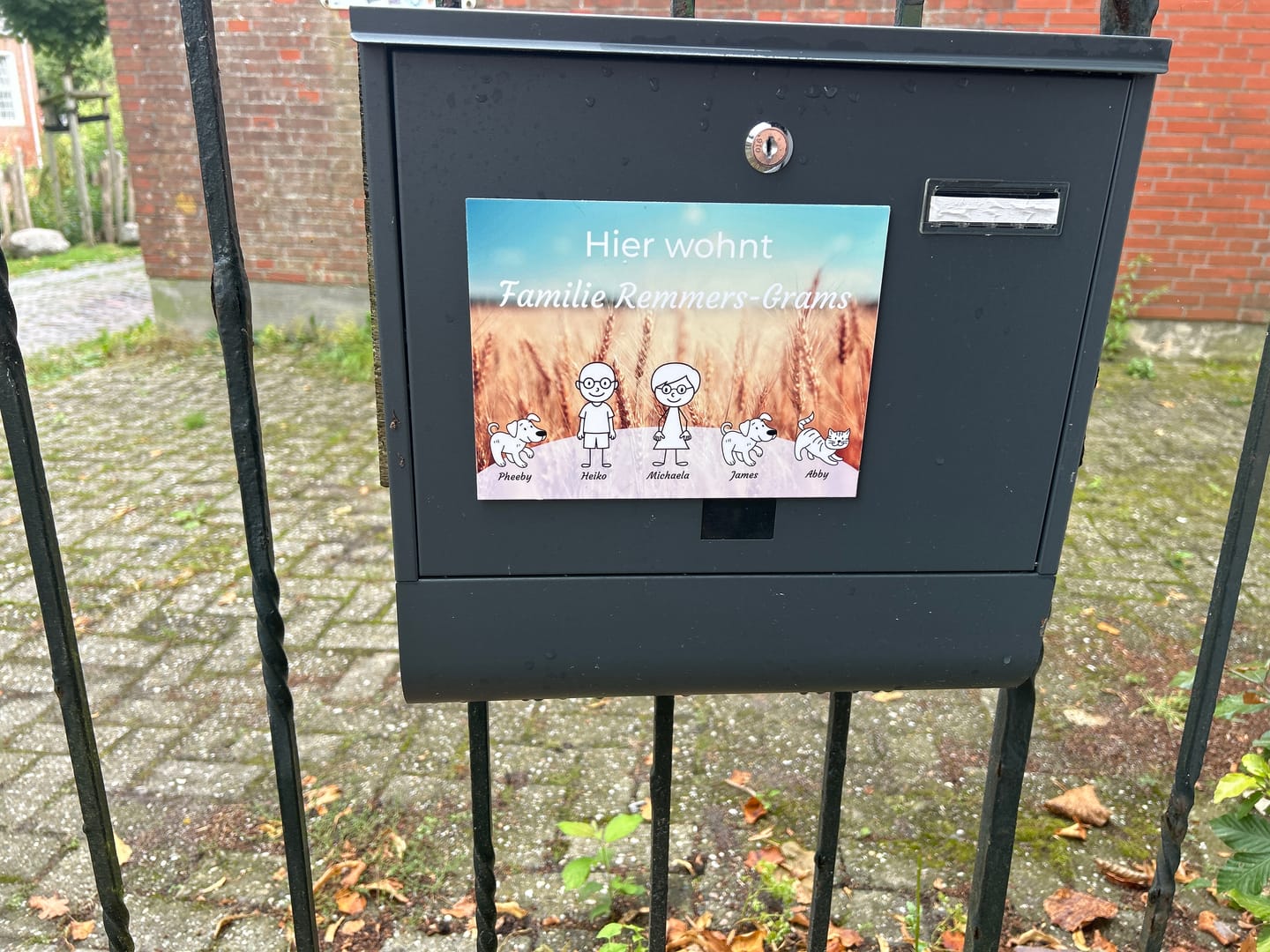 Customer photo review of Familien Türschild (UV- und wetterfest) inkl. Klebebefestigung