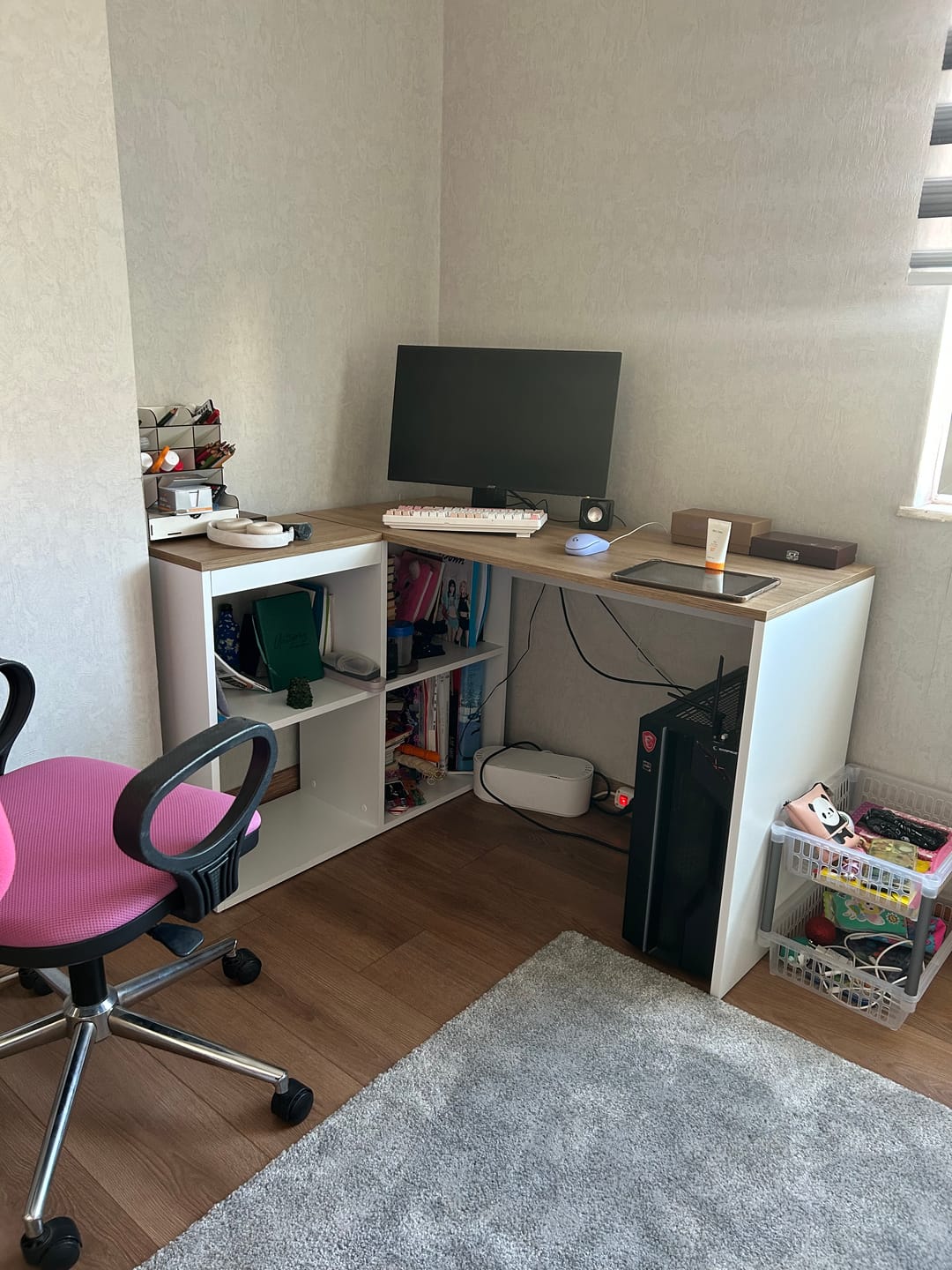 Customer photo review of Rani HA113 Çalışma Ofis Bilgisayar Masası 4 Raflı Köşeli Masa Beyaz - Sepet Ceviz 120 cm
