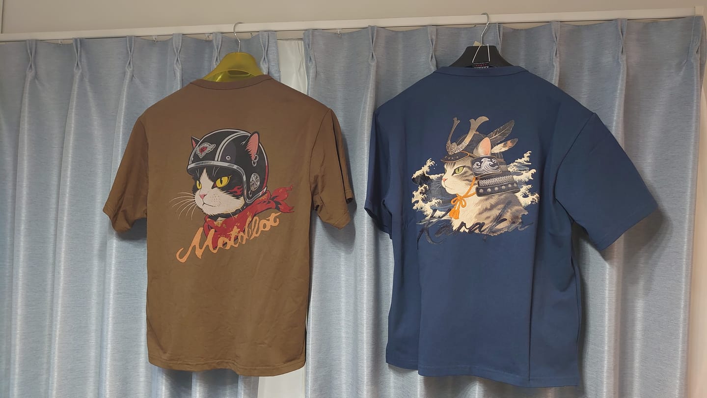 Customer photo review of 「ヘルメットを被った猫」プリント＆KaraKuロゴ刺繡コットンTee