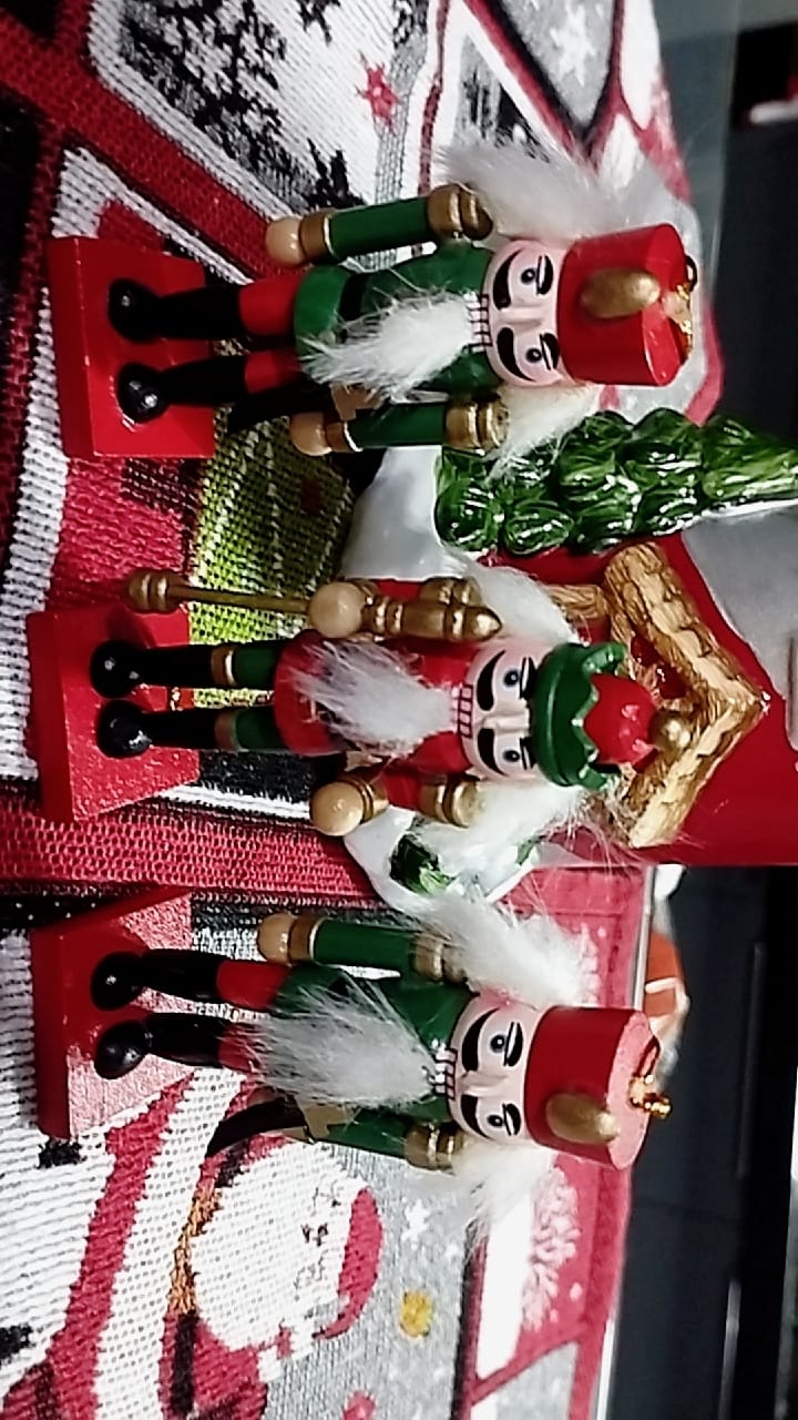 Customer photo review of Enfeite Soldado Quebra-Nozes Natal Kit Decorativo Tradicional