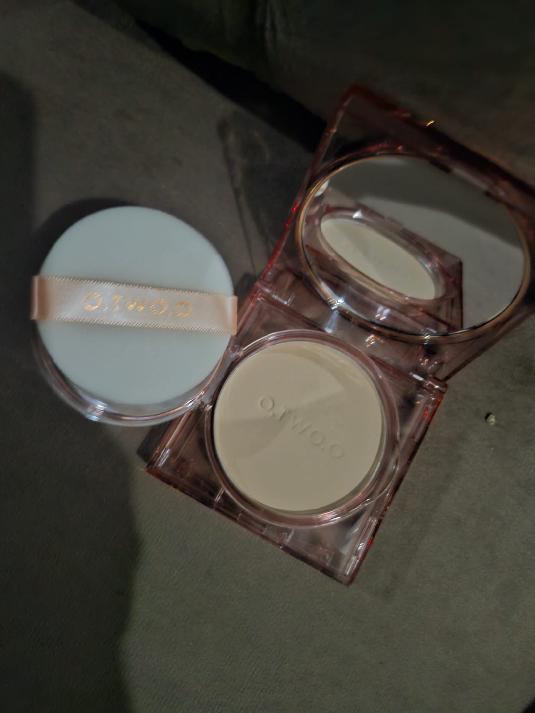 Customer photo review of O.TWO.O SMOOTH MIST MIRROR LOCKING POWDER