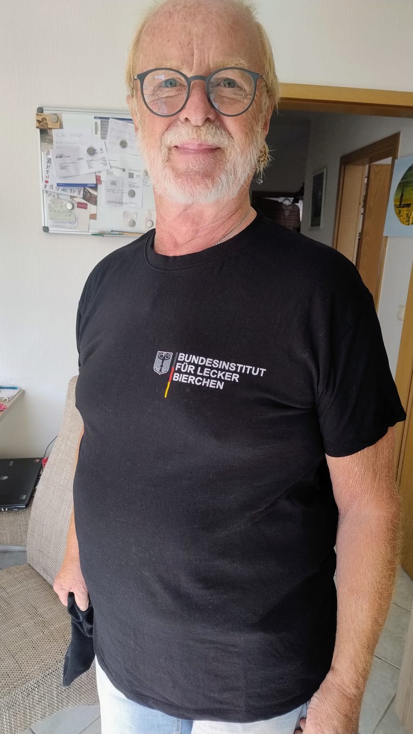 Customer photo review of BUNDESINSTITUT LECKER BIERCHEN Brustdruck | Premium Shirt Unisex