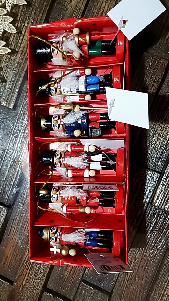 Customer photo review of Enfeite Soldado Quebra-Nozes Natal Kit Decorativo Tradicional