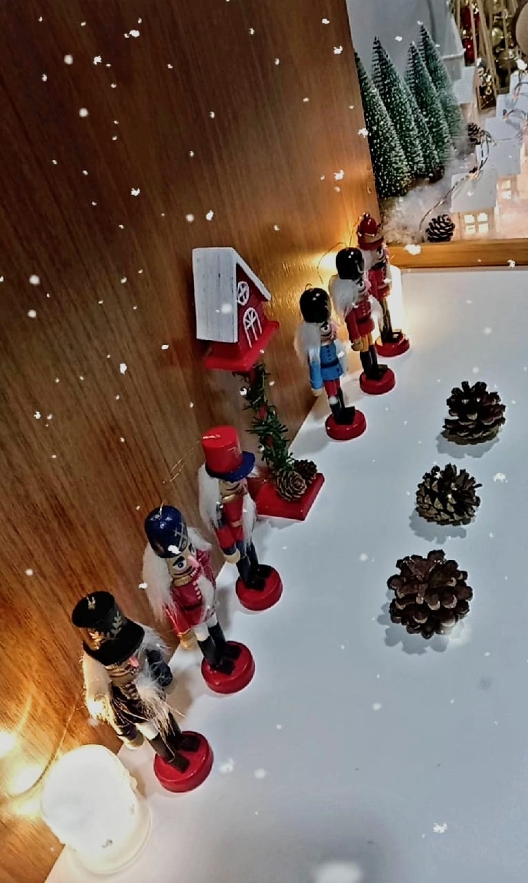 Customer photo review of Enfeite Soldado Quebra-Nozes Natal Kit Decorativo Tradicional