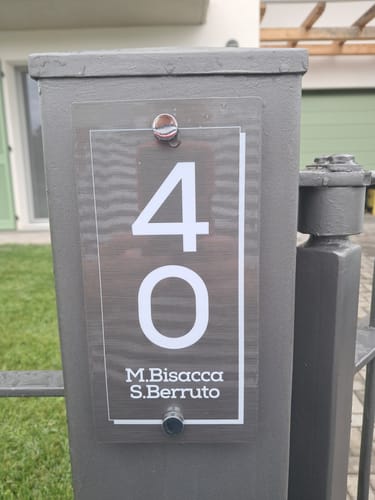 Customer photo review of Numero civico in alluminio modello Noir Vertical