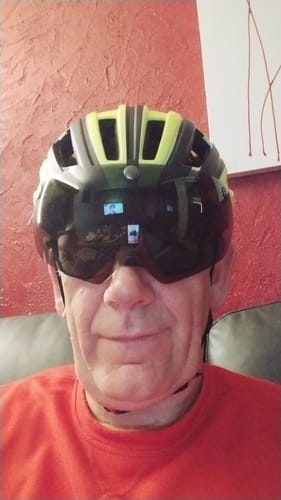 Avis photo d'un client sur Casque vélo avec visière Noir et Jaune - SportMax