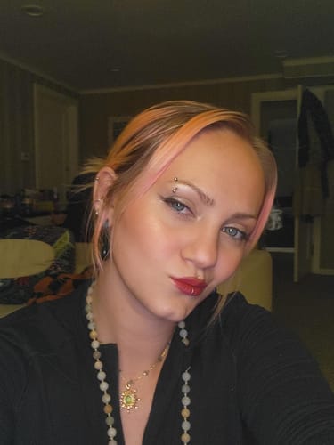 Customer photo review of Glow Gallery Highlighting Eye & Cheek Palette