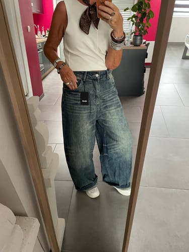 Customer photo review of American Vintage Whisker Wash Curved Blade Jeans
