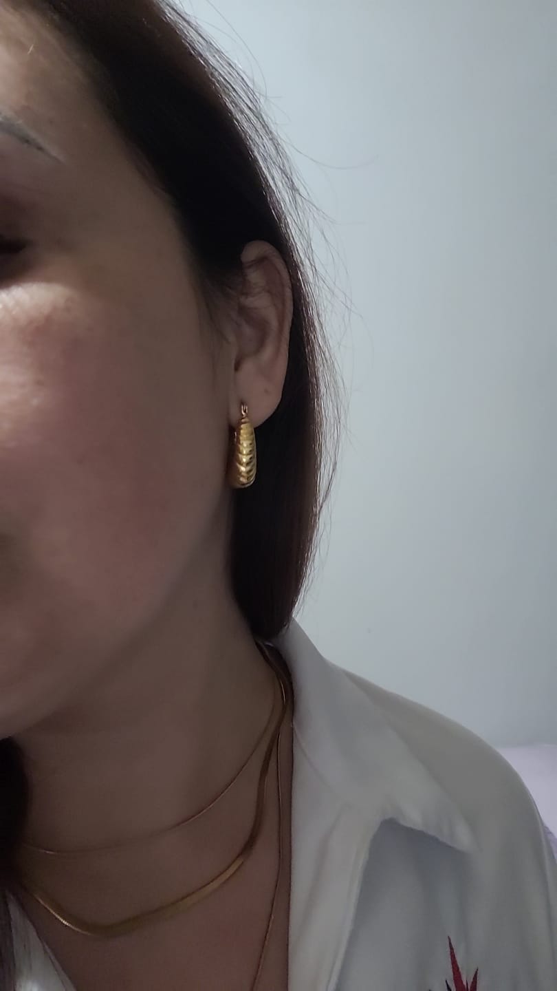 Customer photo review of Brinco de Argola Croissant Banhado em Ouro 18K