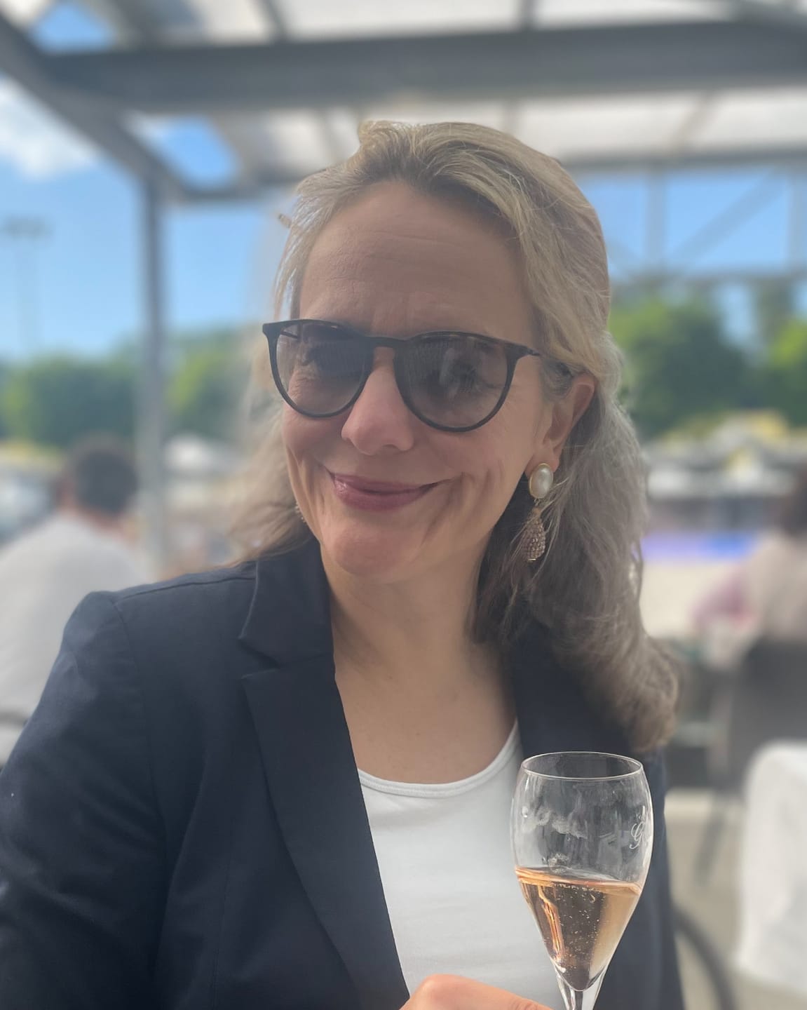 Customer photo review of Perlmuttfarbener Ohrstecker mit champagnerfarbenem Glitzer-Tropfen von AmuseToi
