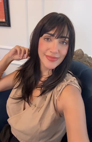 Customer photo review of Peruca Isa Castanho com Mechas Leves HL233 com Franja (Premium)