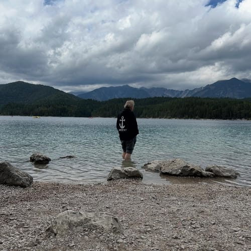 Jürgen W. review of Organic Unisex Hoodie »unperfekt mit Anker« vorne bestickt & hinten bedruckt image 1 out of 1