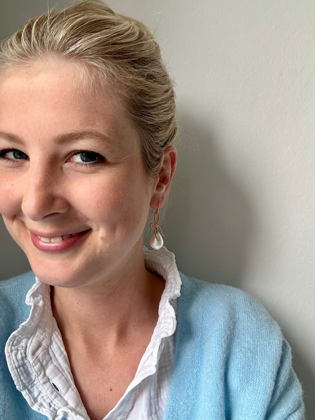 Customer photo review of Elegante Schleifenohrhänger mit kleinem Baumwolltropfen