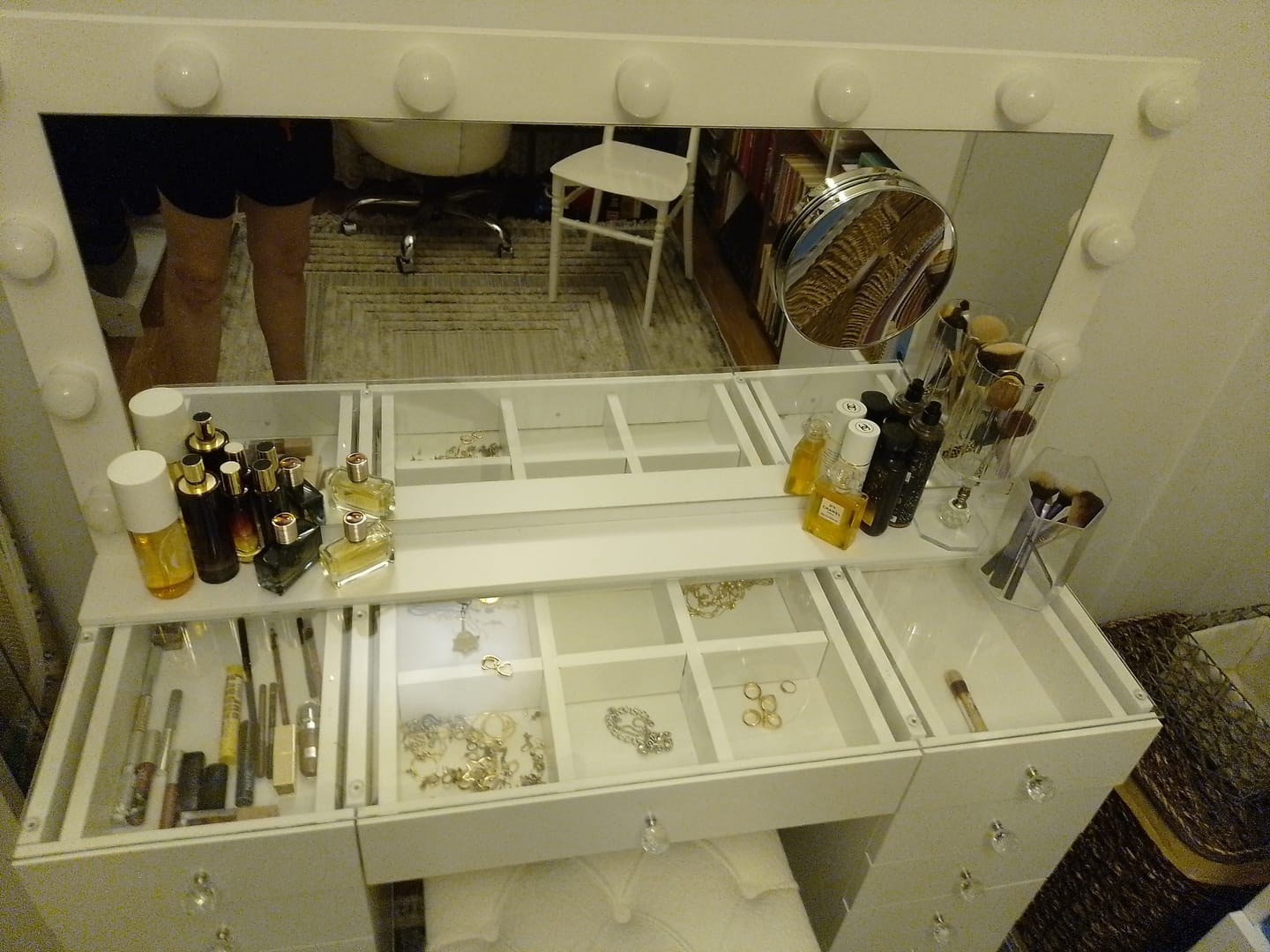 Customer photo review of Rani BJ118 Hollywood Işıklı Aynalı Kulis Makyaj Masası Cam Tablalı 13 Çekmeceli Takı Düzenleyici Beyaz
