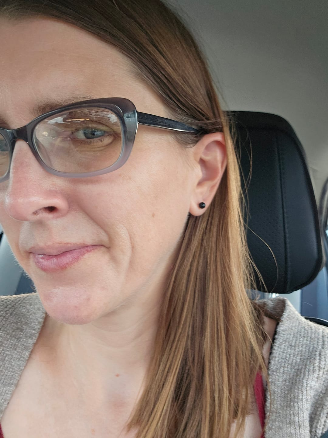 Customer photo review of Black Pearl Studs Hypoallergenic Earrings for Sensitive Ears Made with Plastic Posts