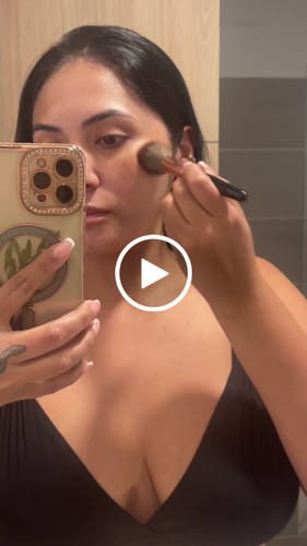 Customer video review of PALETA DE CONTORNOS E ILUMINADOR GLAMBLACK