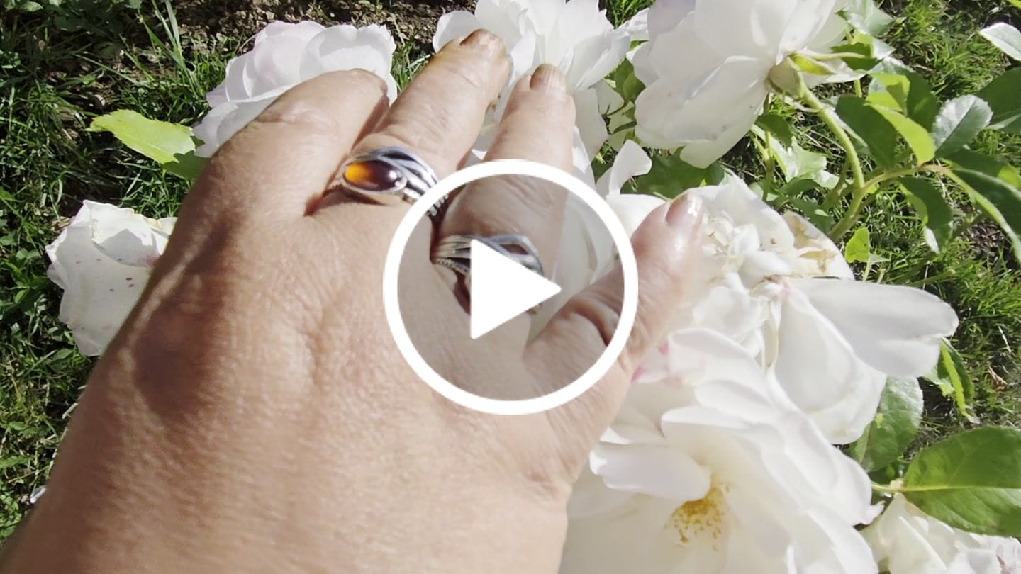 Customer video review of Bague Ajustable "Prema" en Grenat & Argent