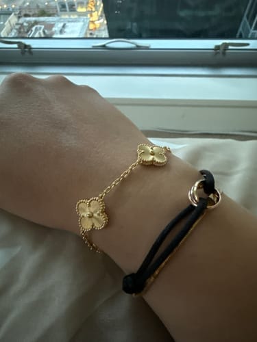 Customer photo review of CLOVER 5 MOTIF GOLD BRACELET