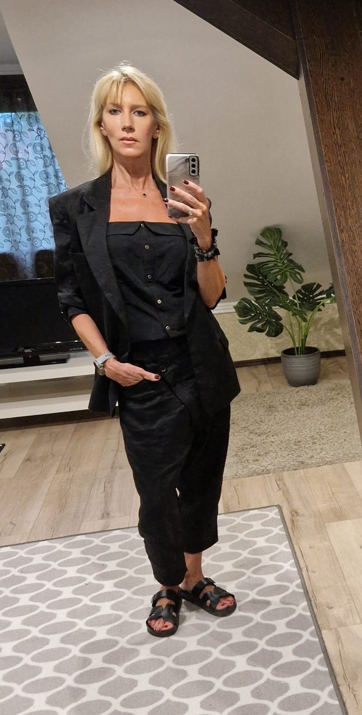 Customer photo review of Women's Oversized Black Linen Blazer