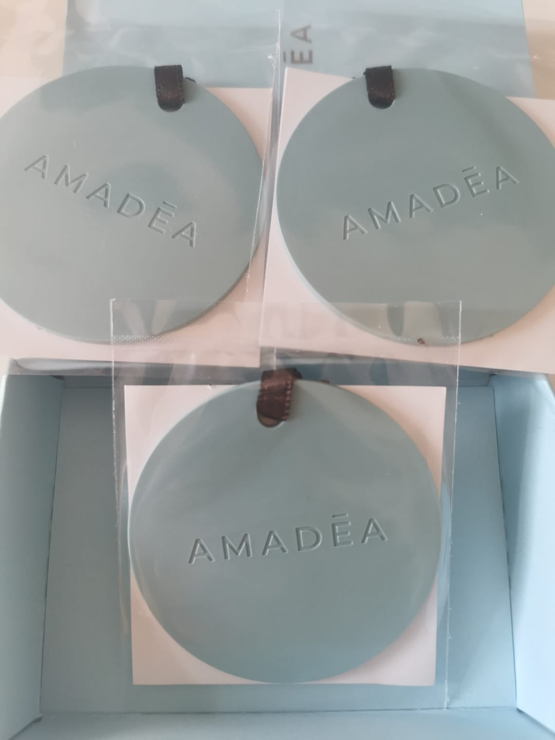 Customer photo review of 3 Profumatori "Baci di Talco" per ambienti, armadi, cassetti e auto. I ciondoli di Amadēa