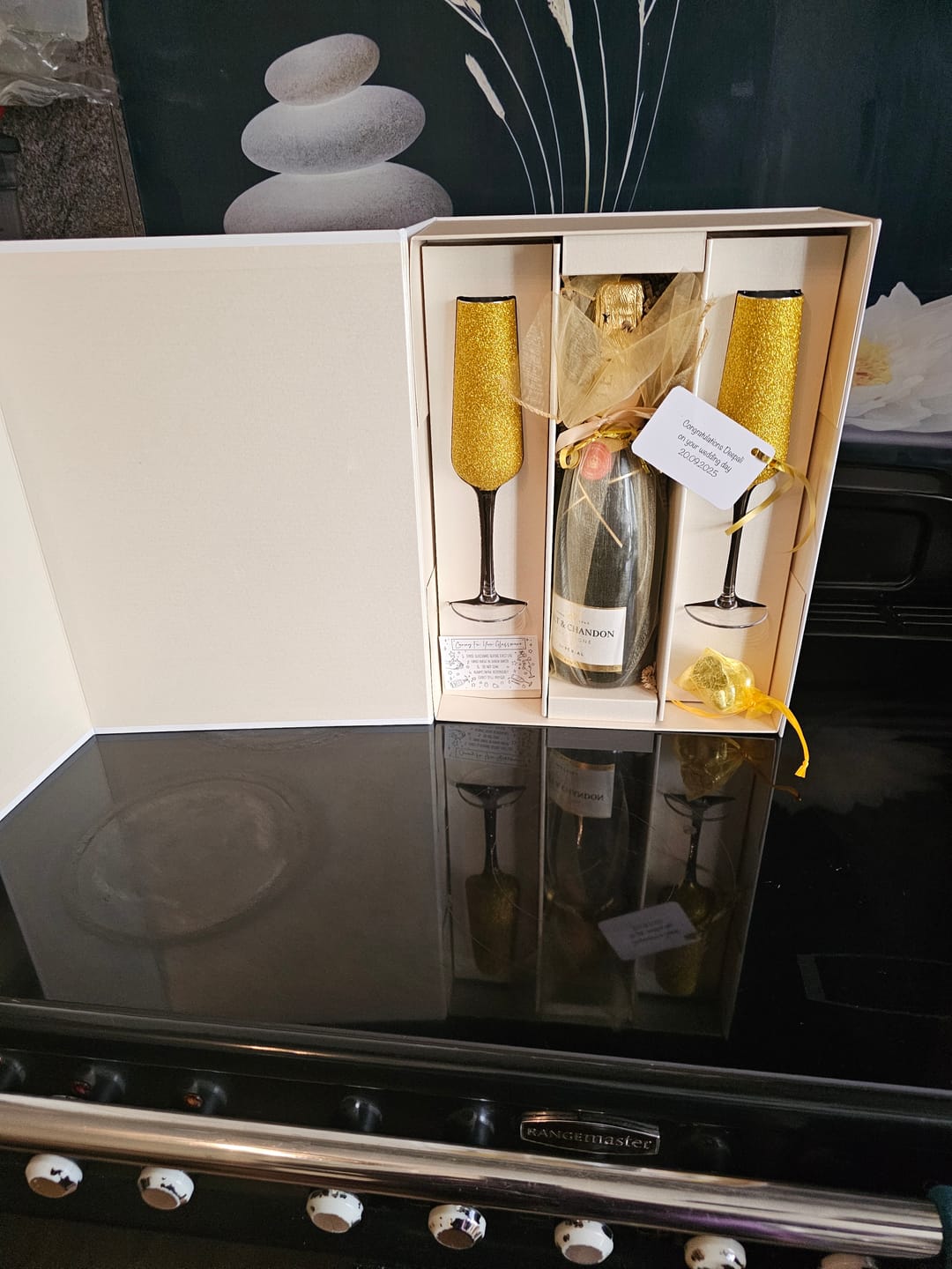 Customer photo review of Golden Edition Moet & Chandon 75cl Champagne Gift Set