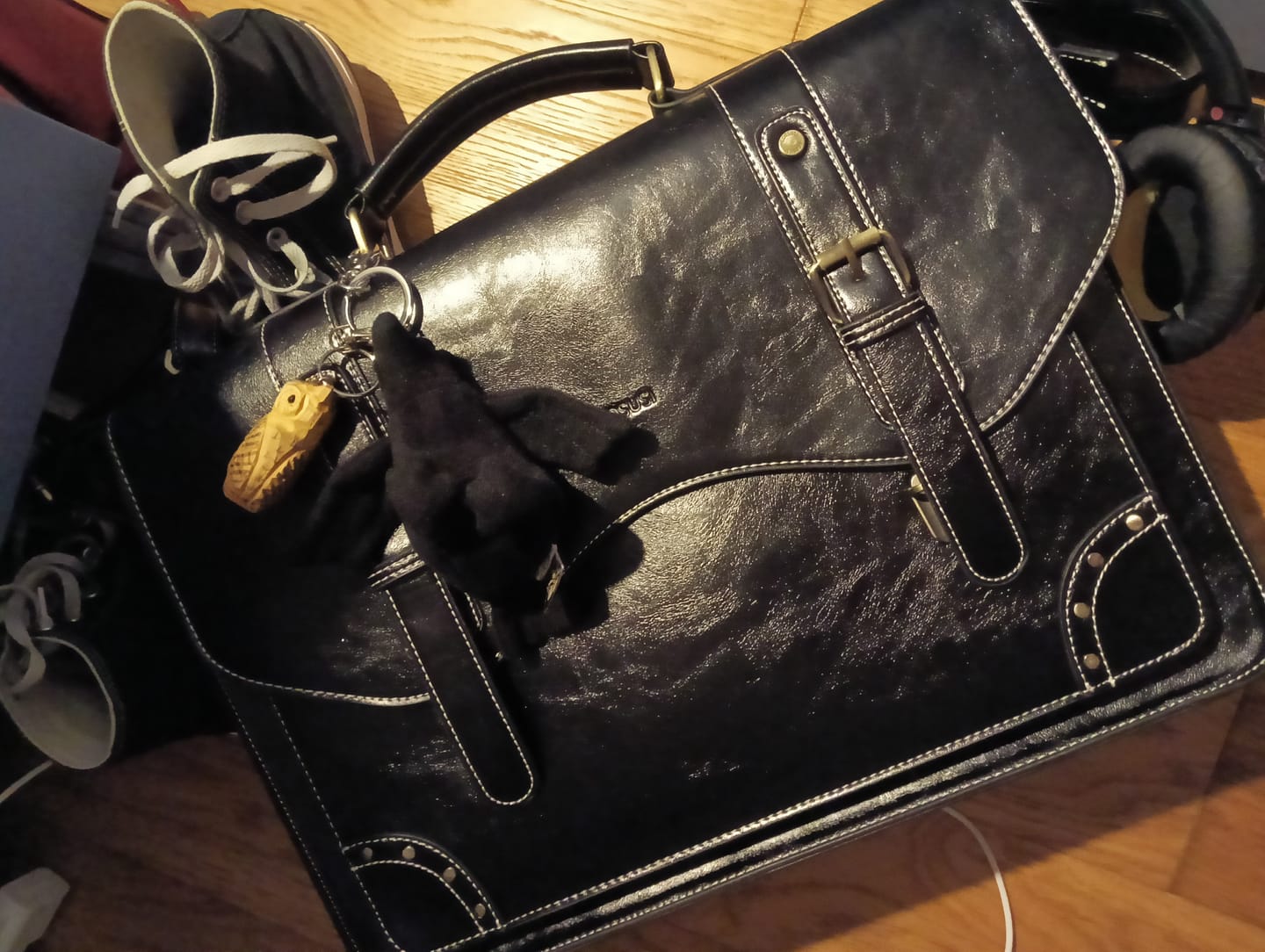 Customer photo review of Wilder Vintage Rivet 15.6-Inch Briefcase