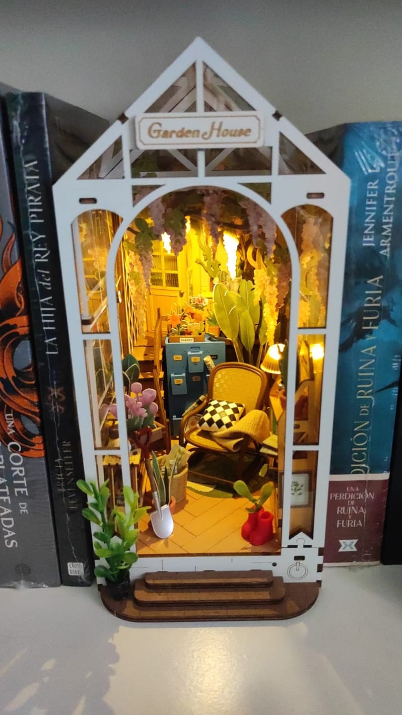 Customer photo review of Rolife Booknook & Wonderland - Separador de Libros Garden House