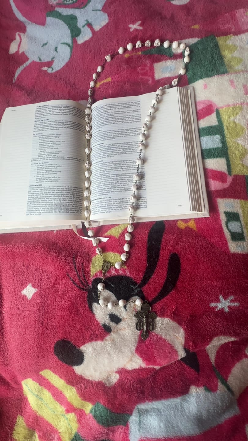 Customer photo review of FREE Today: Saint Benedict & Crucifix of 8 mm White Pine Skull Alloy Chain Rosary Necklace