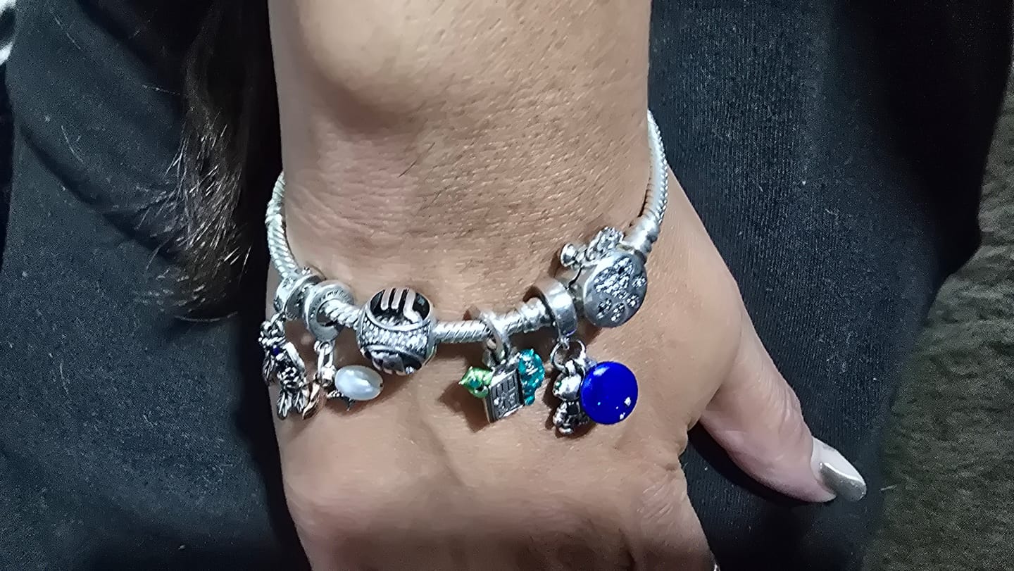 Customer photo review of Pulsera Huella de Perrito Diamantes