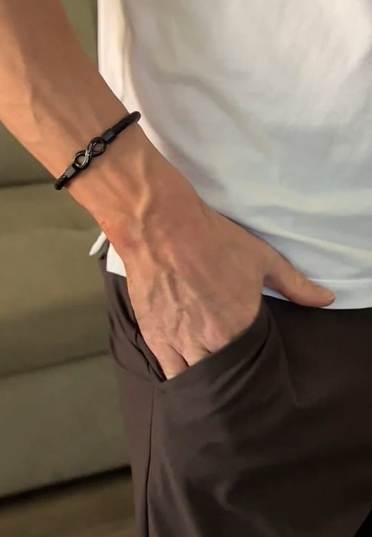 Customer photo review of An Meinen Mann - Personalisiertes Leder-Infinity-Armband