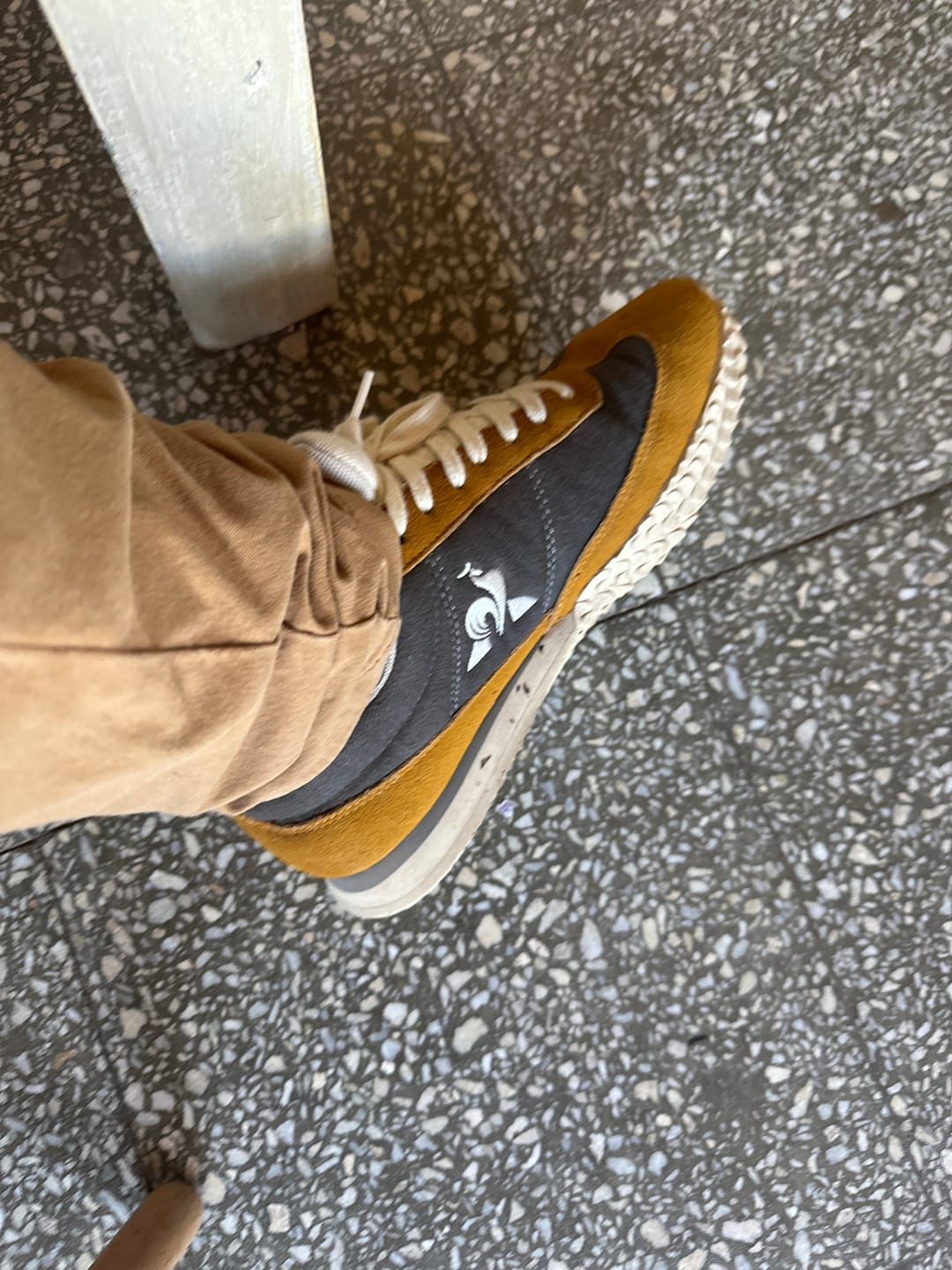 Customer photo review of Zapatillas Le Coq Sportif Veloce Action Gris Mostaza