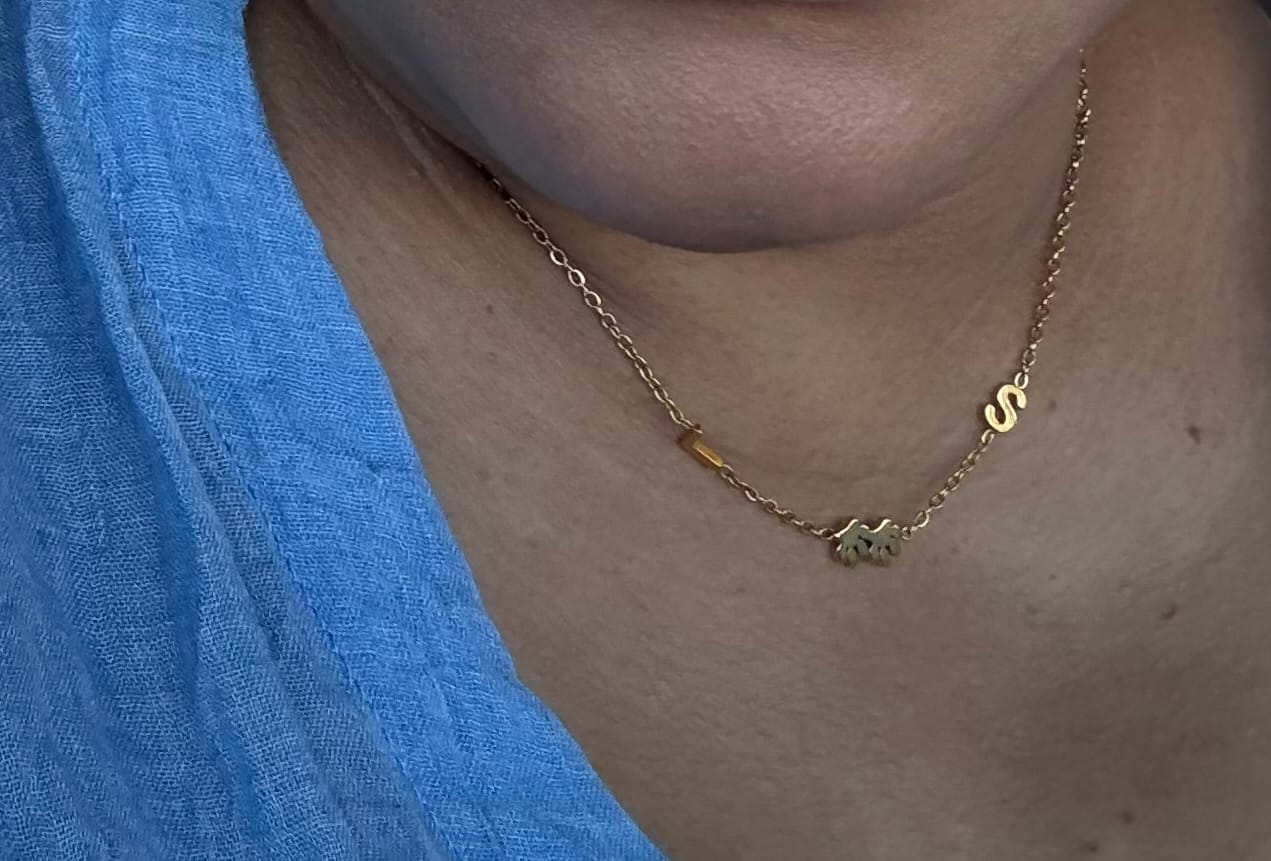 Customer photo review of Collar con iniciales personalizadas en horizontal