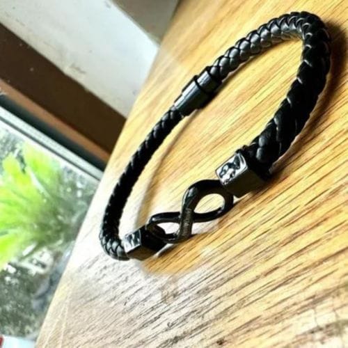 Customer photo review of An Meinen Mann - Personalisiertes Leder-Infinity-Armband