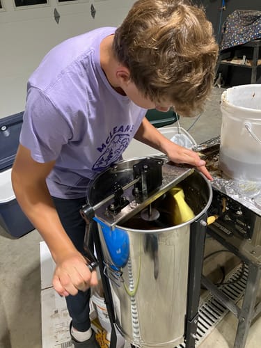 Customer photo review of Unlock the Sweet Symphony of BeeCastle's Unassembled 3 Frame Manual Honey Extractor Machine-Crafted by Hand, Powered by Precision! Elevate Your Honey Harvesting Journey with Adjustable Height Stands for a Beekeeping Experience Beyond Compare!