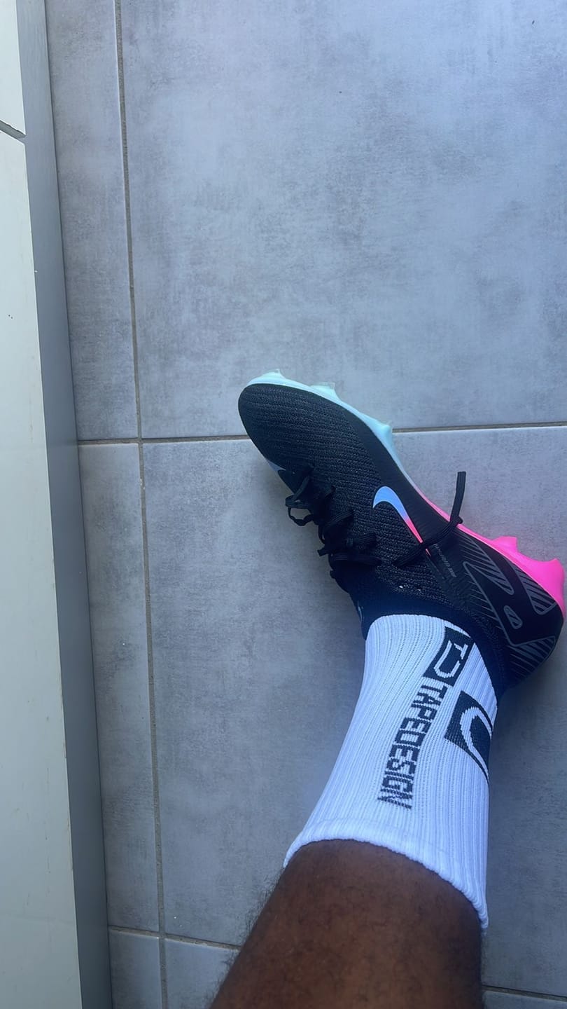 Customer photo review of Vapor 16 Nike by You FG - Noir/Bleu/Rose