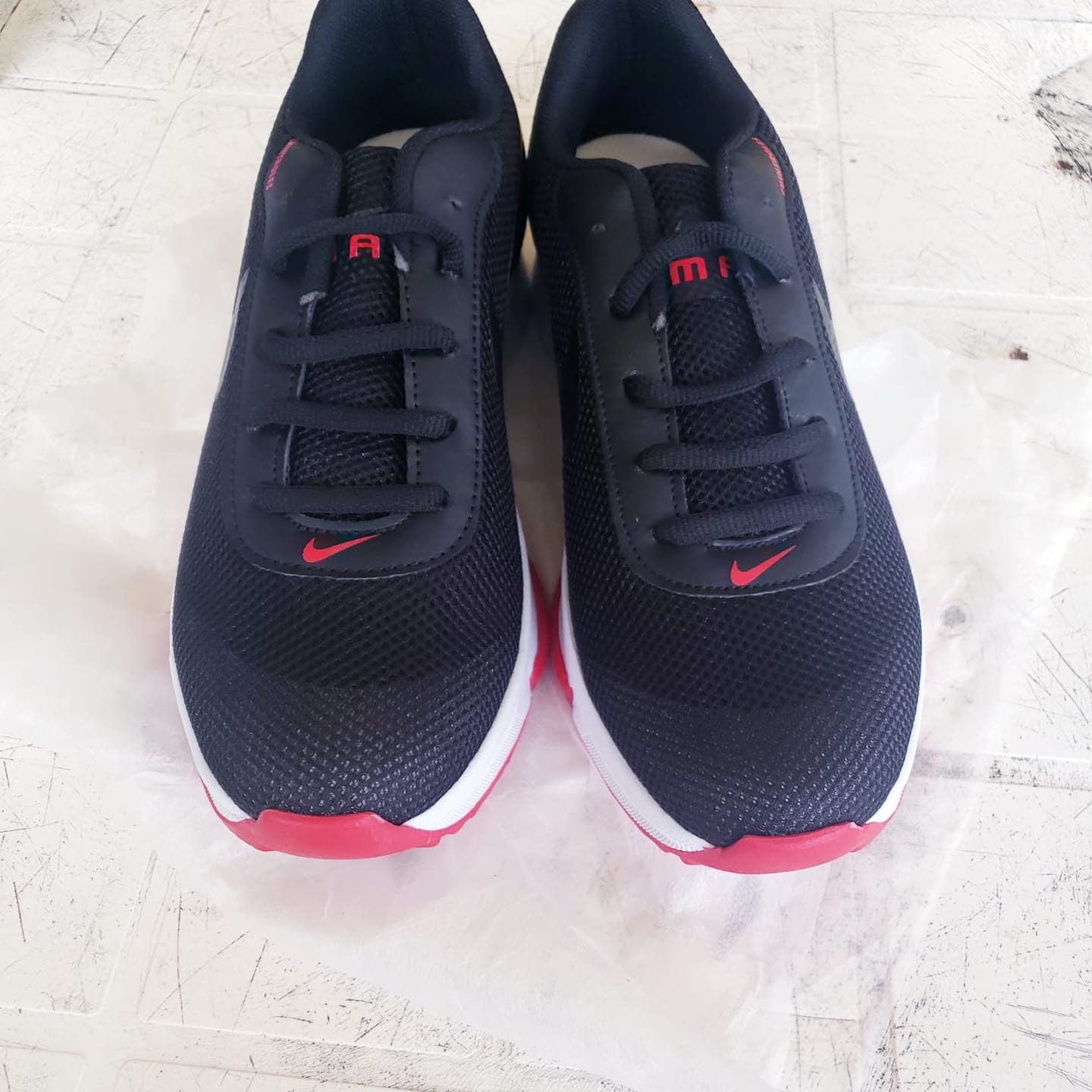 Customer photo review of Tenis 025 Negro Negro Rojo
