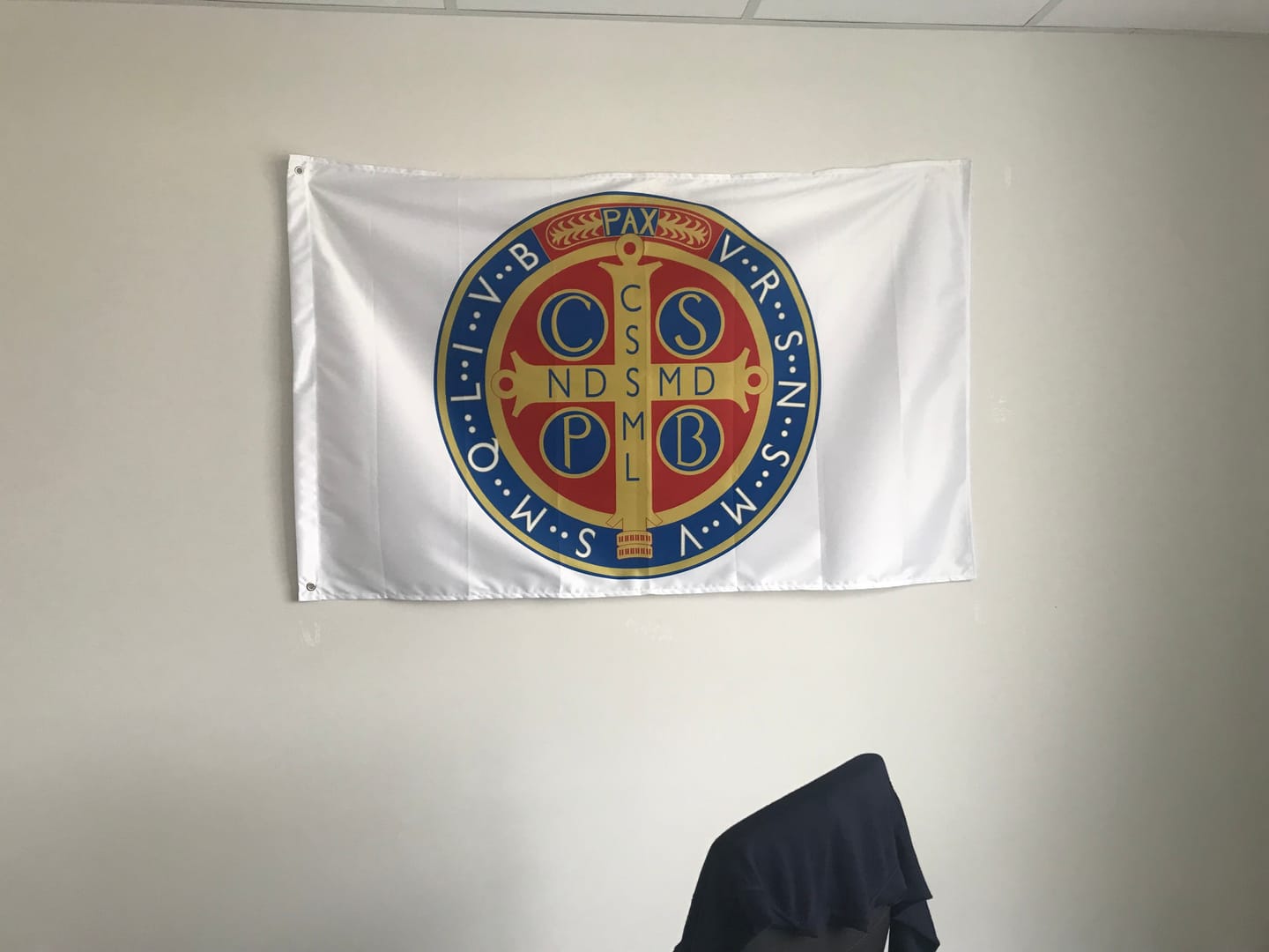 Customer photo review of Drapeau - Médaille de Saint-Benoît